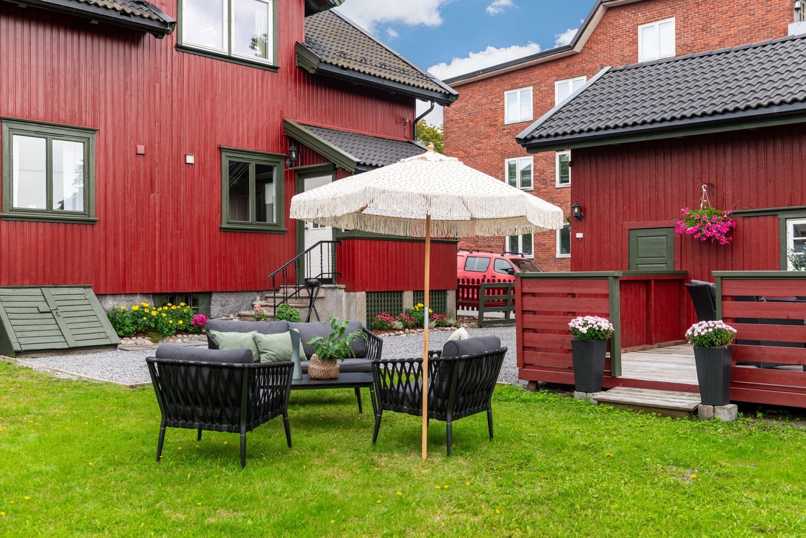 Stor enebolig med sentral beliggenhet og flott uteplass. Galleribilde