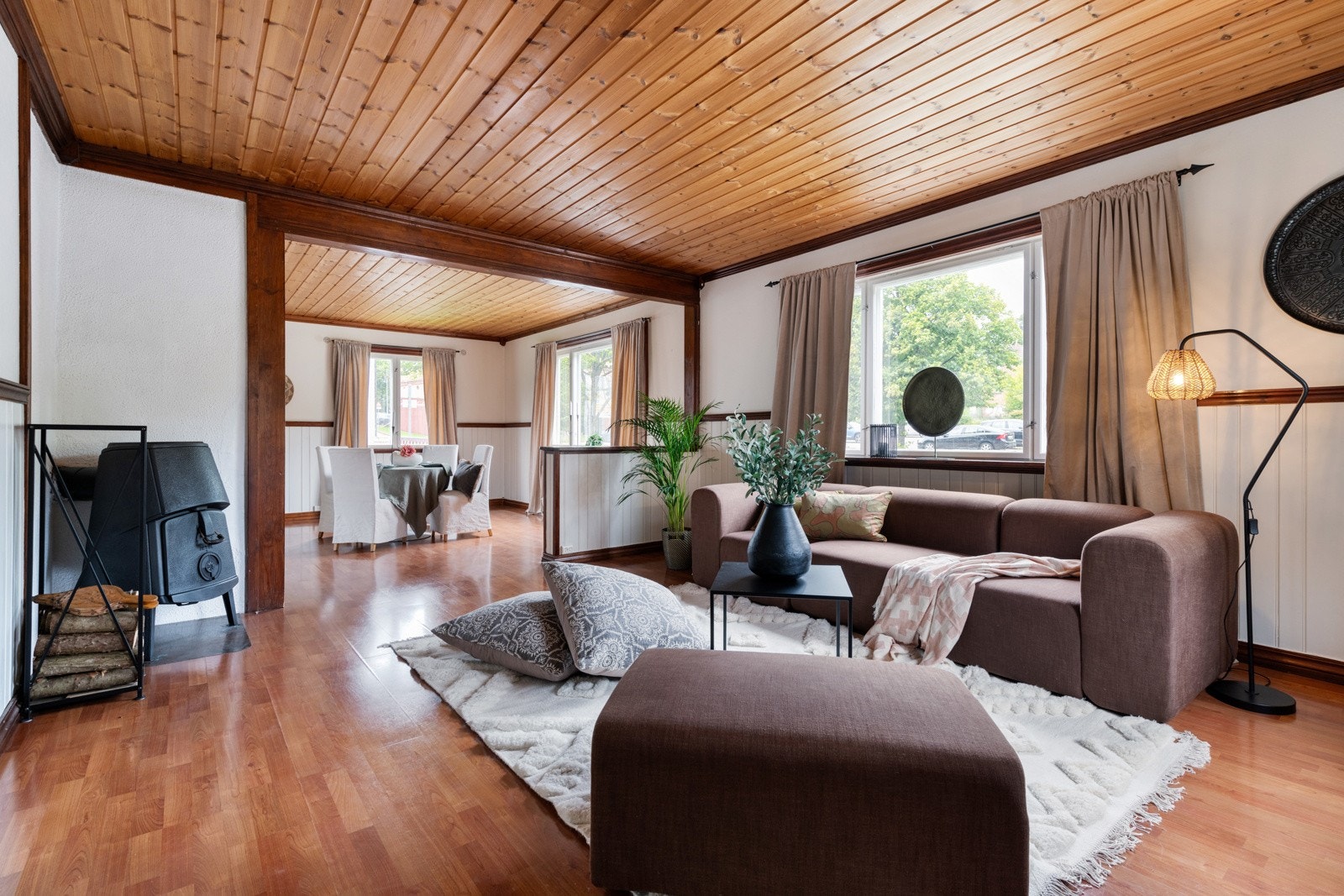 Stor stue med god plass til både spisestue og sofakrok. Galleribilde