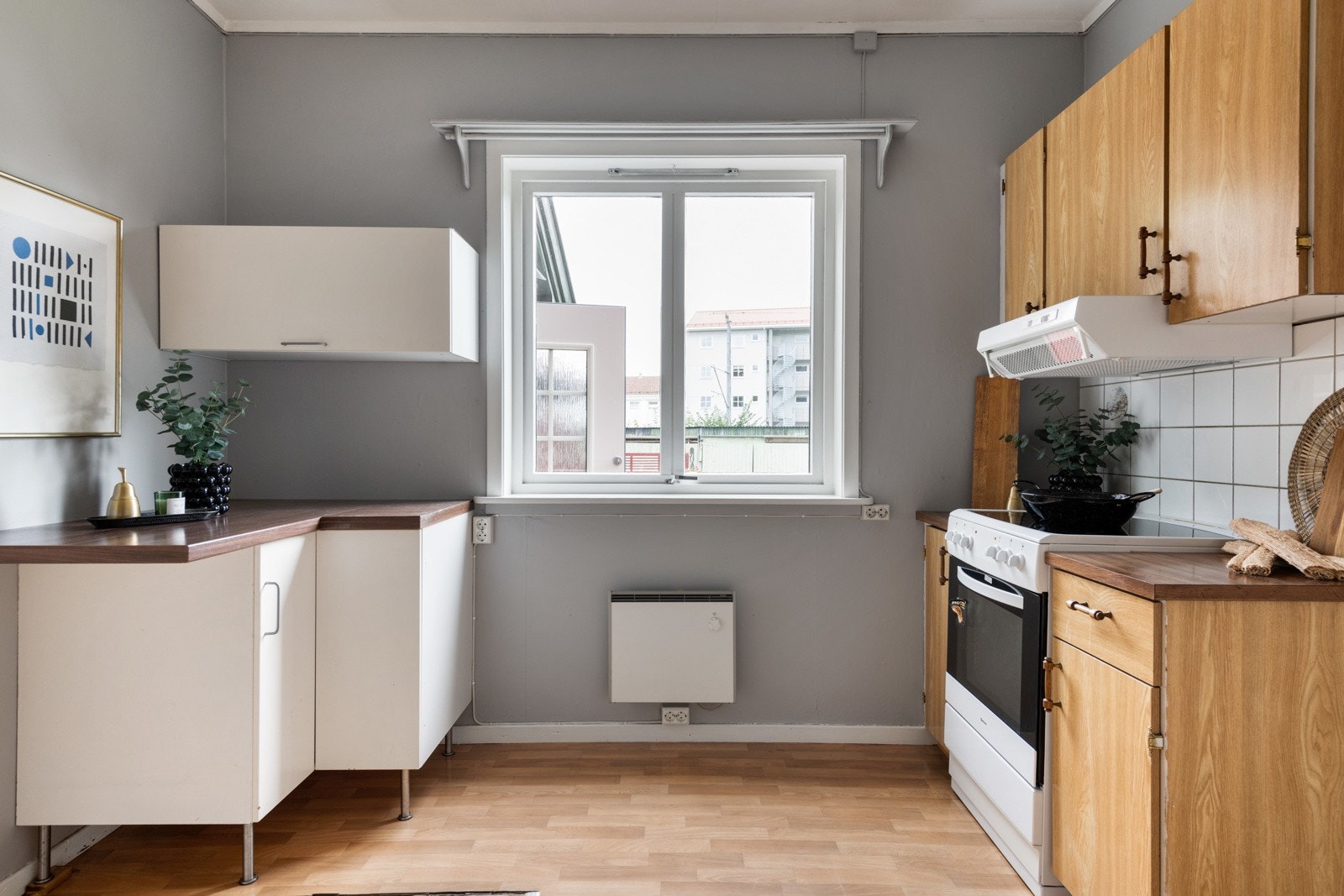 Fra kjøkkenet har man utsyn mot hyggelig bakgård. Galleribilde