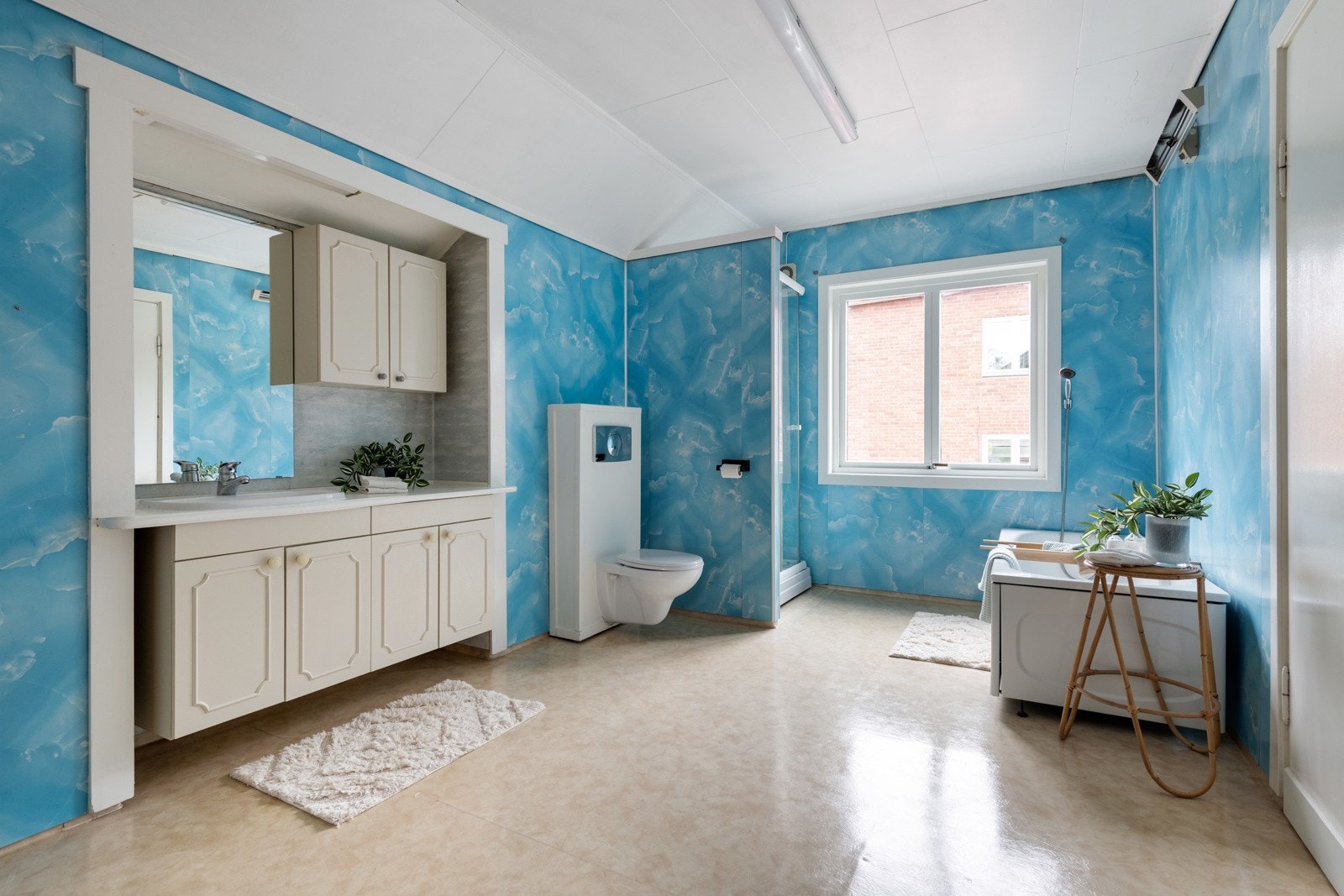 Stort bad med adkomst fra gang og det ene soverommet. Galleribilde