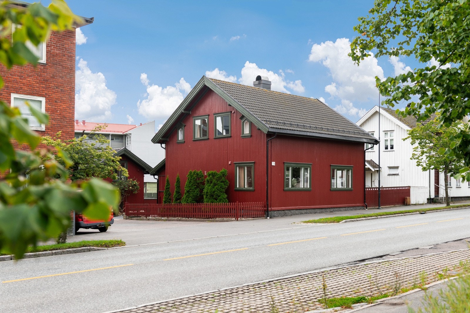 Boligen ligger sentralt til på Torstrand, med kort vei til skole, butikker, turområder og flotte Tollerodden. Galleribilde