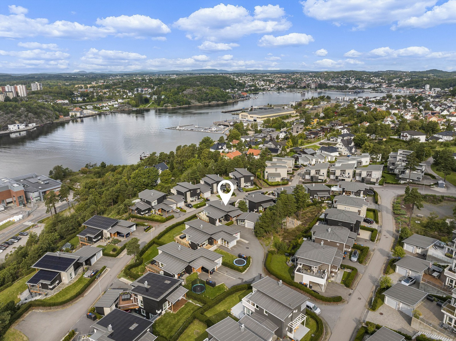 Moderne enebolig på toppen av Veraåsen m/sjøutsikt mot Sandefjordsfjorden - Innerst i blindvei - Garasje - Utestue - Sol