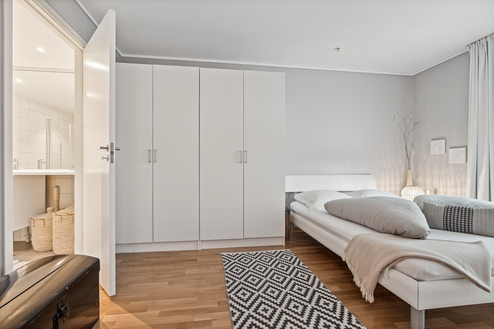 Hovedsoverommet har direkte tilknytning til det ene badet Galleribilde