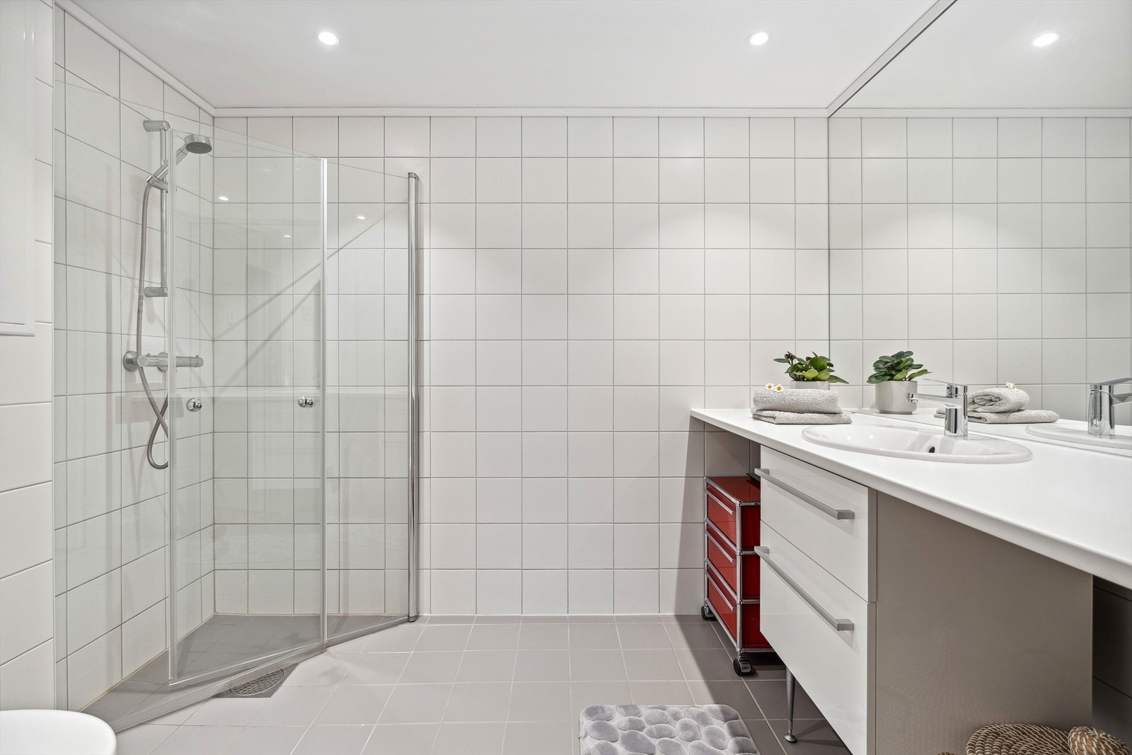 Bad 2 er tilknyttet hovedsoverommet. Tidløse flisvalg på gulv og vegger og downlights i tak. Galleribilde