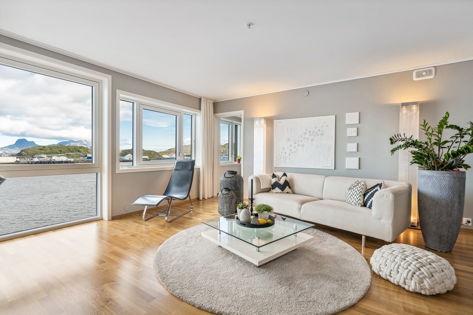 Stuen byr på store vindusflater som gir godt lysinnslipp og særegen utsikt Galleribilde