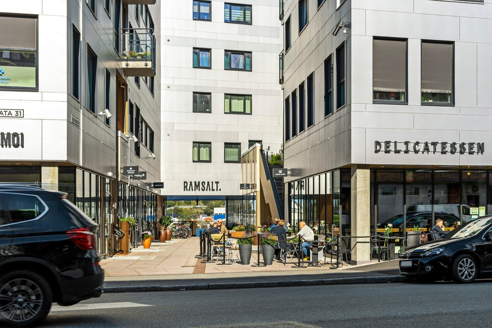 Næringslokaler i de nederste etasjene med bla. restauranter, bakeri, vinbar, tannlege, blomsterbutikk, bilutleie mm. Galleribilde