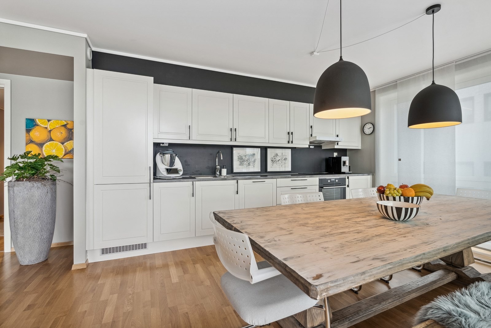 Kjøkkenet er utstyrt med komfyr, oppvaskmaskin og kjøleskap som medfølger. Galleribilde