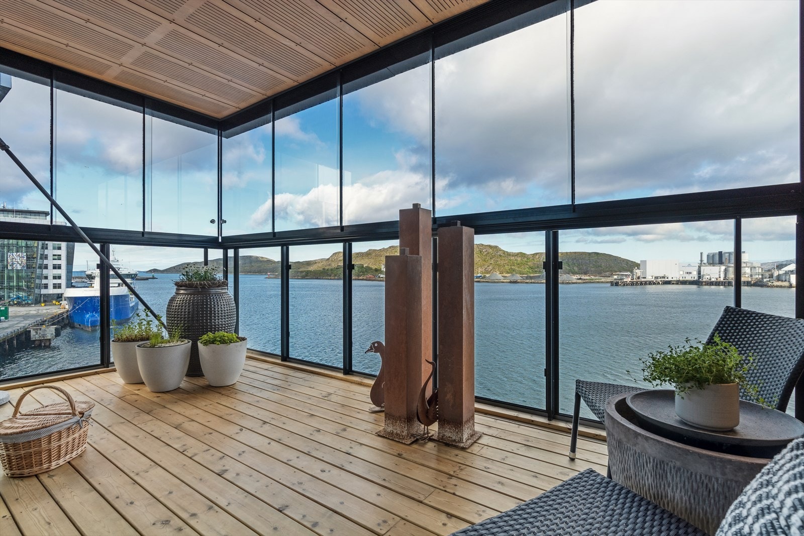 Bo midt i Bodø sentrum i en nyere 4-roms utsiktsleilighet i populære Ramsalt! Galleribilde