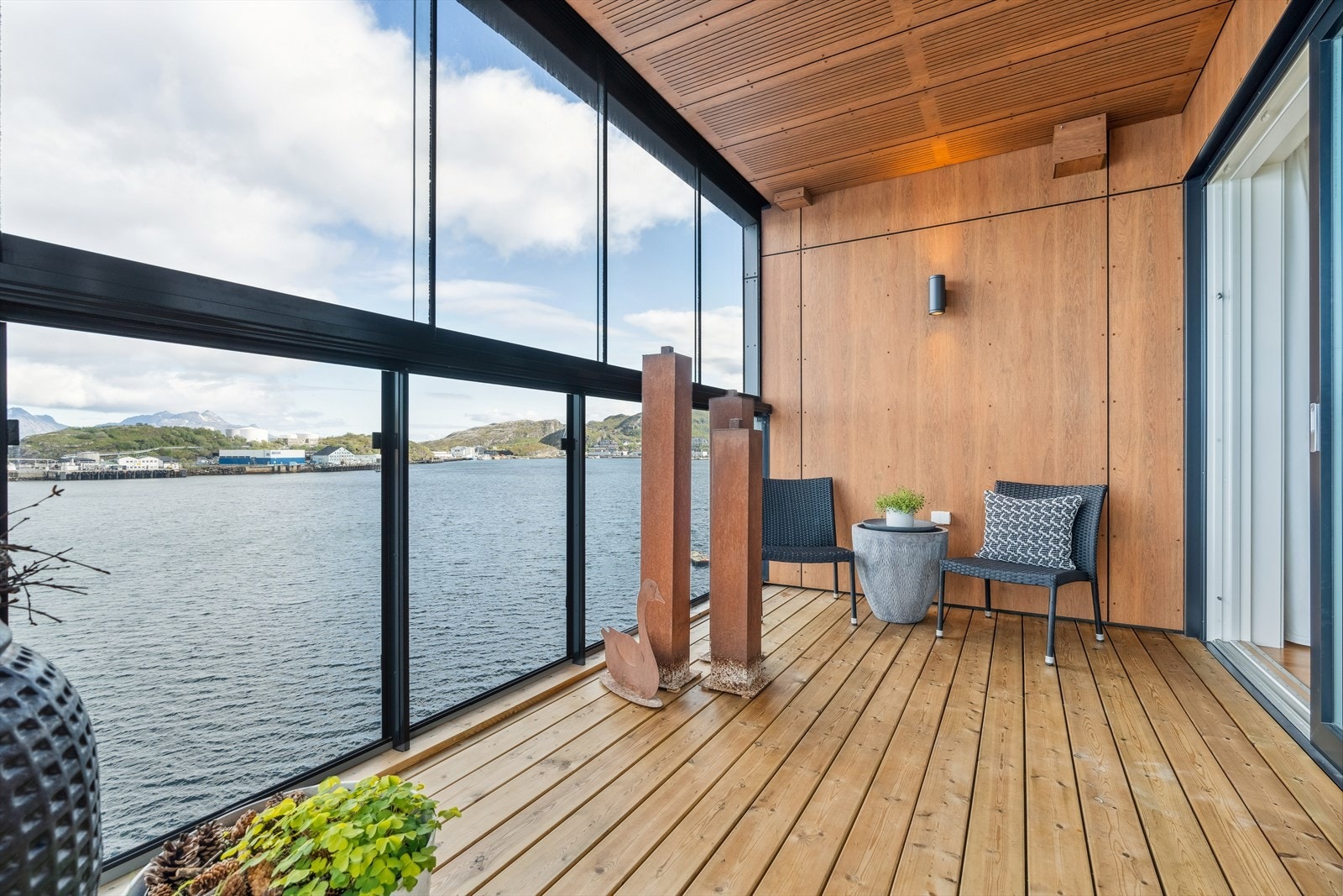 Innglasset balkong med storslått sjøutsikt og ettermiddag/kveldssol Galleribilde