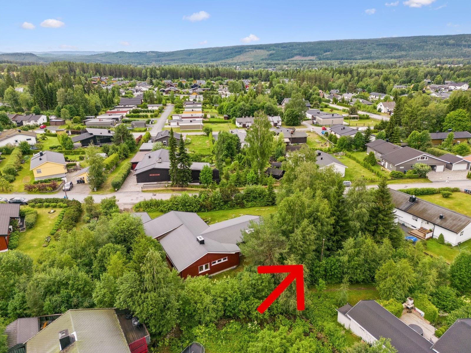 Vi har også for salg naboeiendommen som i dag er bebygd med en stor enebolig og garasje (det røde huset til venstre for tomten). Galleribilde