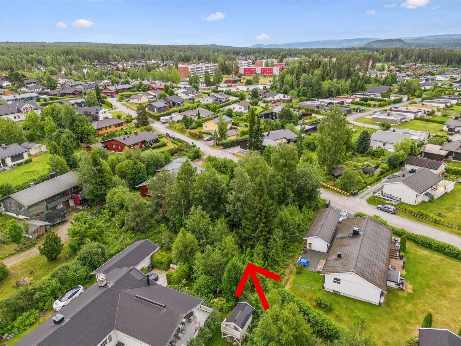 Eiendommen ligger i et godt etablert boligområdet på Fjeldsetlia med ca. 1,4 km til Elverum sentrum. Fra eiendommen er det kort avstand til Kiwi Fjeldset, barnehager og skoler. Galleribilde