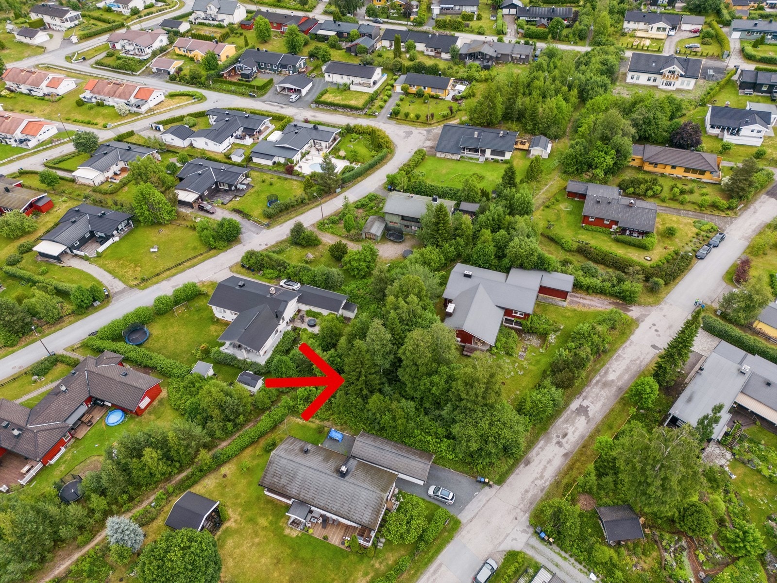 En stor boligtomt på ca. 965,9m² med sentral og barnevennlig beliggenhet i et veletablert boligområde på Fjeldsetlia i Elverum. Galleribilde