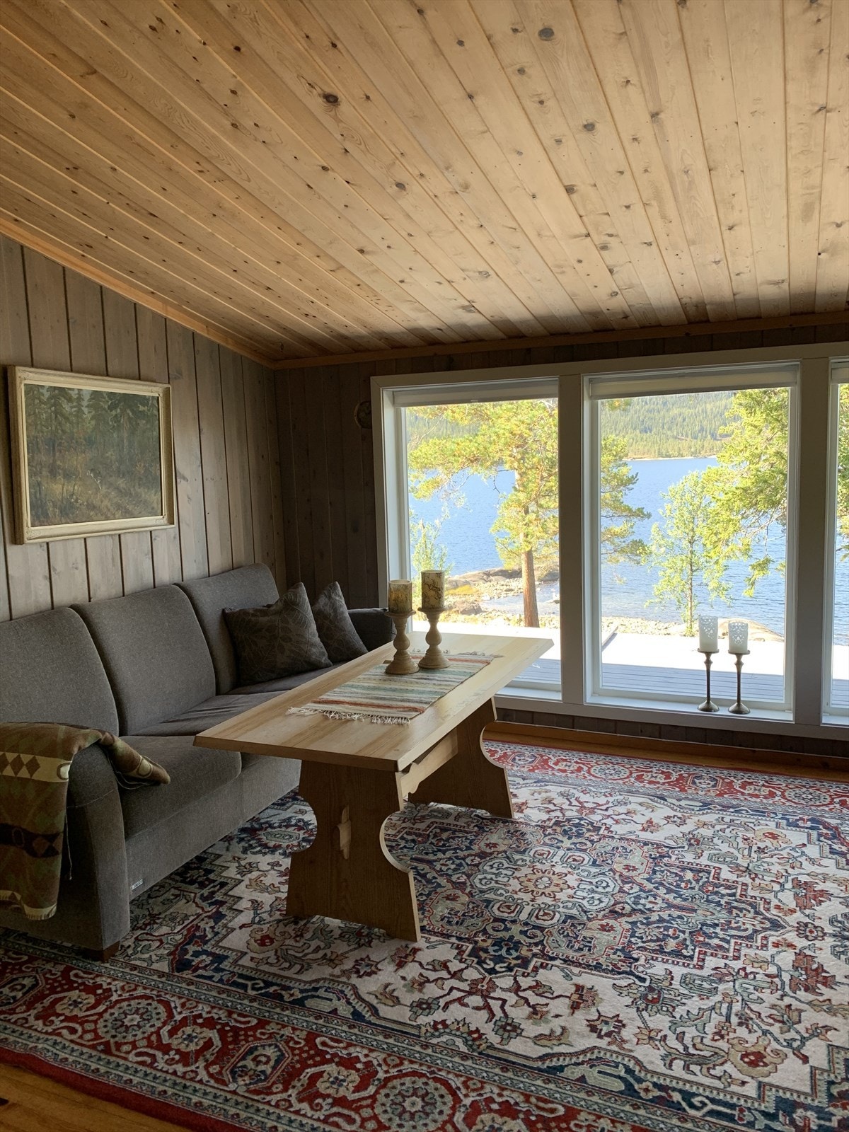 Pen stue med store vinduer som slipper inn lys og flott utsikt utover Tunhovdfjorden. Galleribilde