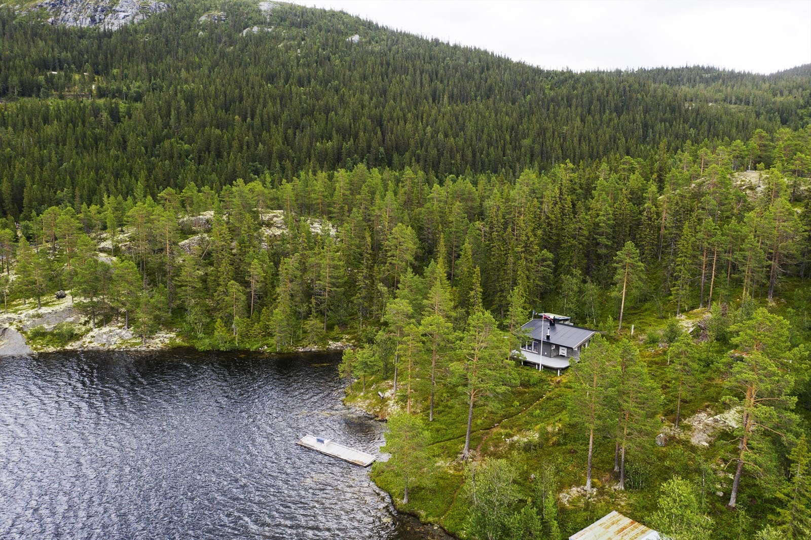 Hytta ligger på nordsiden usjenert for seg selv, ca. 740 moh. Galleribilde