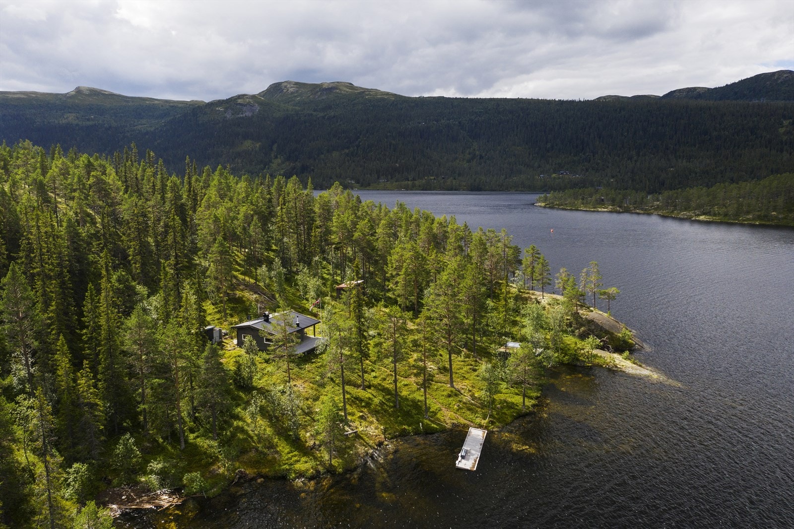 Eiendommen er selveiet tomt som grenser til vannkanten og har nydelig utsikt og gode solforhold. Galleribilde