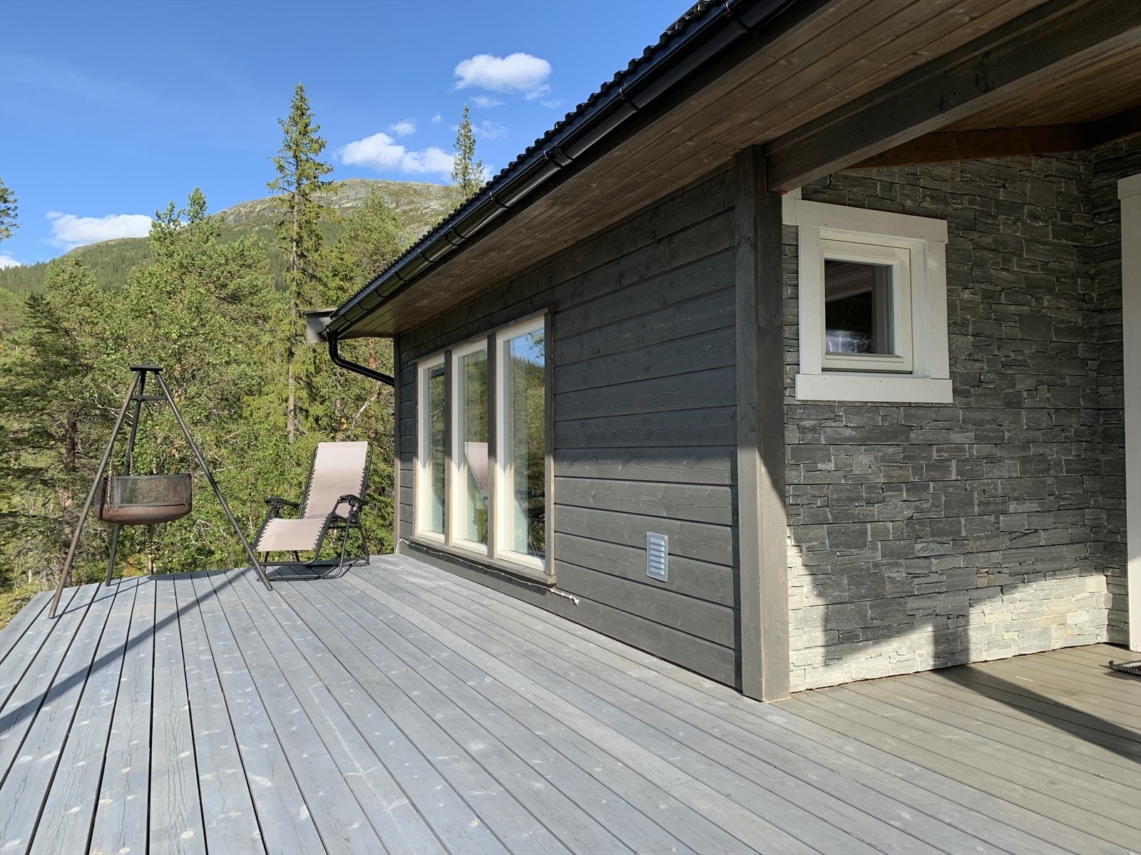 Det er ca 6.5m² med overbygget terrasse og 24m² uten overbygg. Galleribilde
