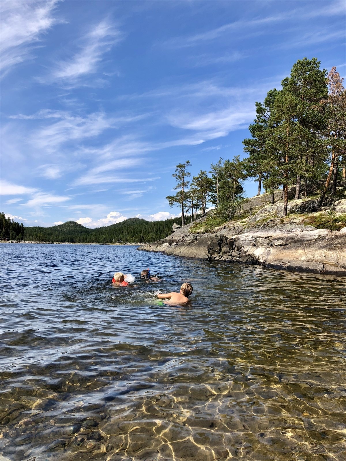 Sommeridyll med en fantastisk fin badeplass ved hytta. Galleribilde