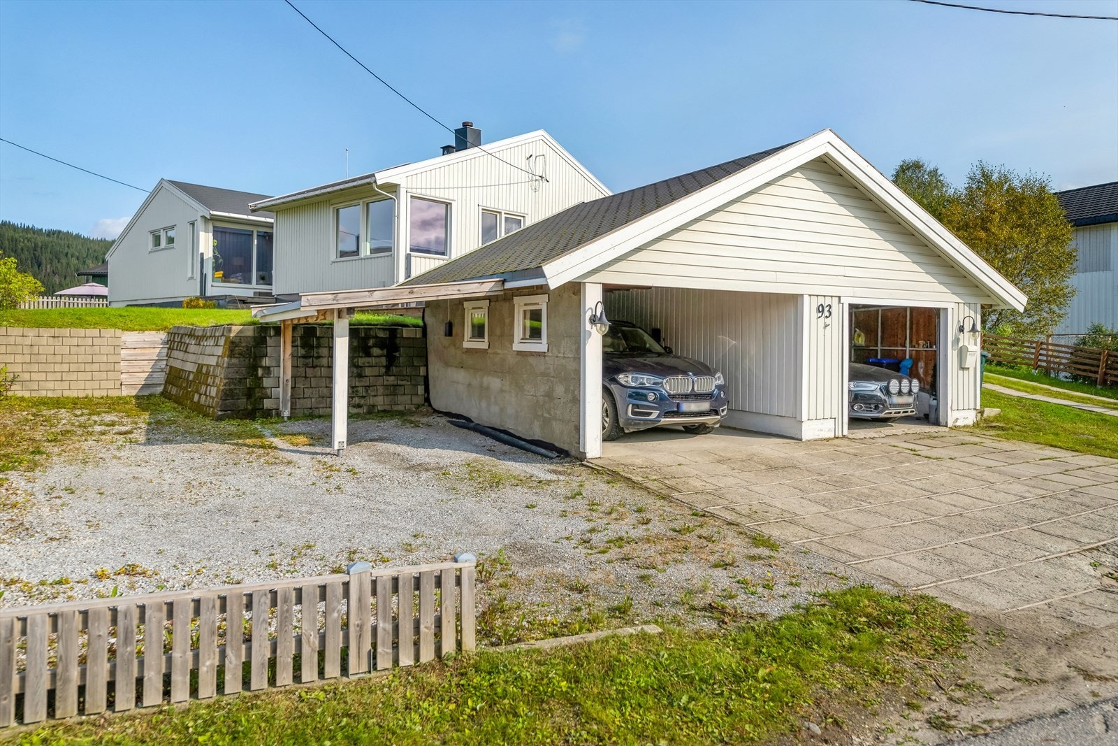 Gode parkeringsmuligheter på egen tomt med garasje og carport Galleribilde