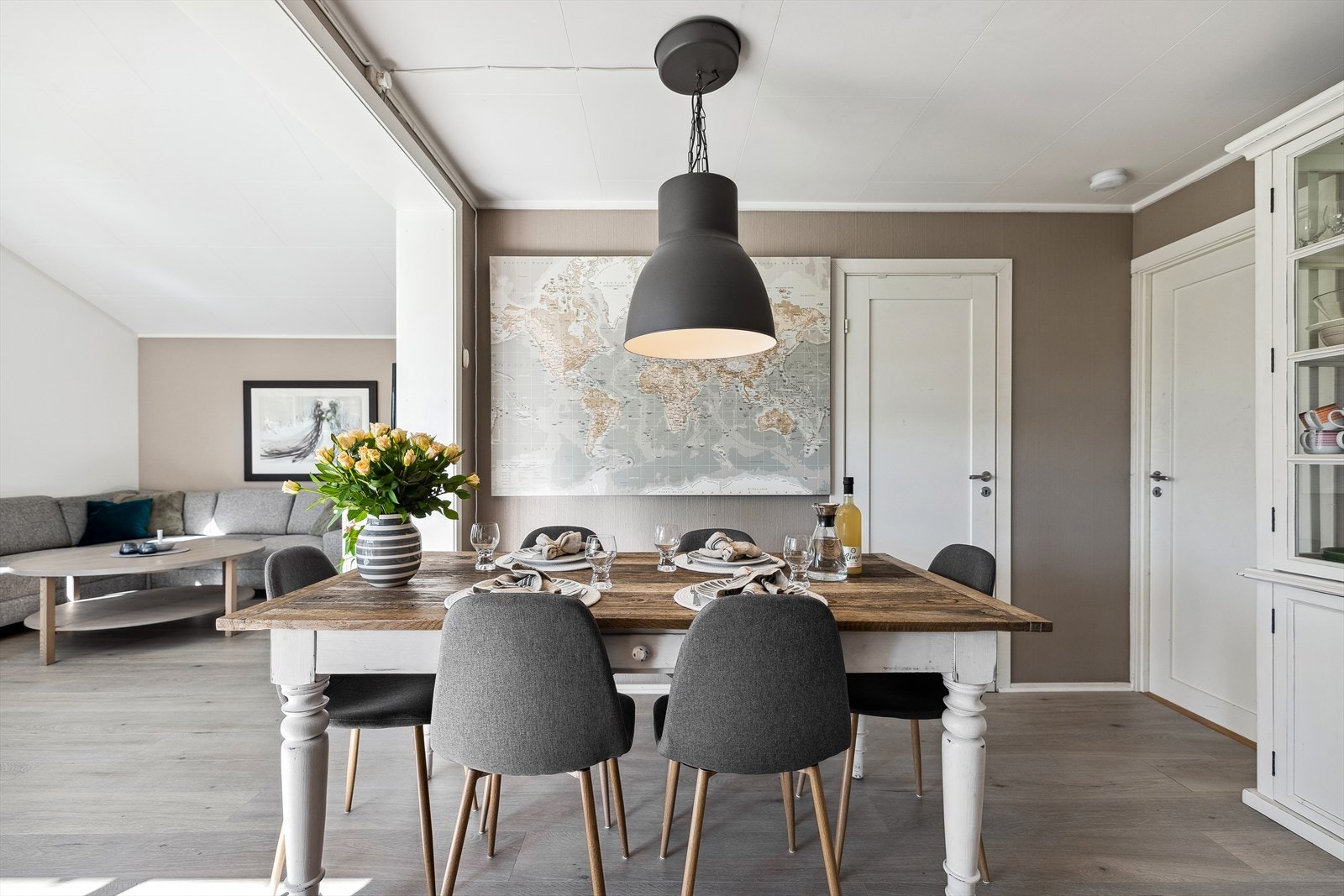 Samle familie og/eller venner rundt middagsbordet for et hyggelig måltid. Galleribilde