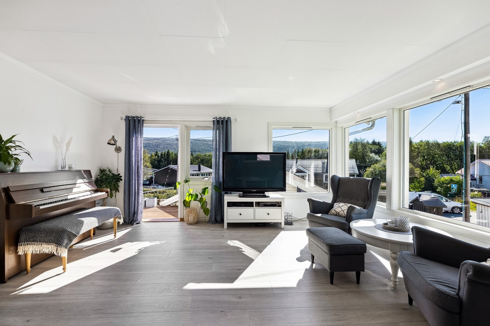 Fra stuen har en adkomst ut til en svært romslig terrasse Galleribilde
