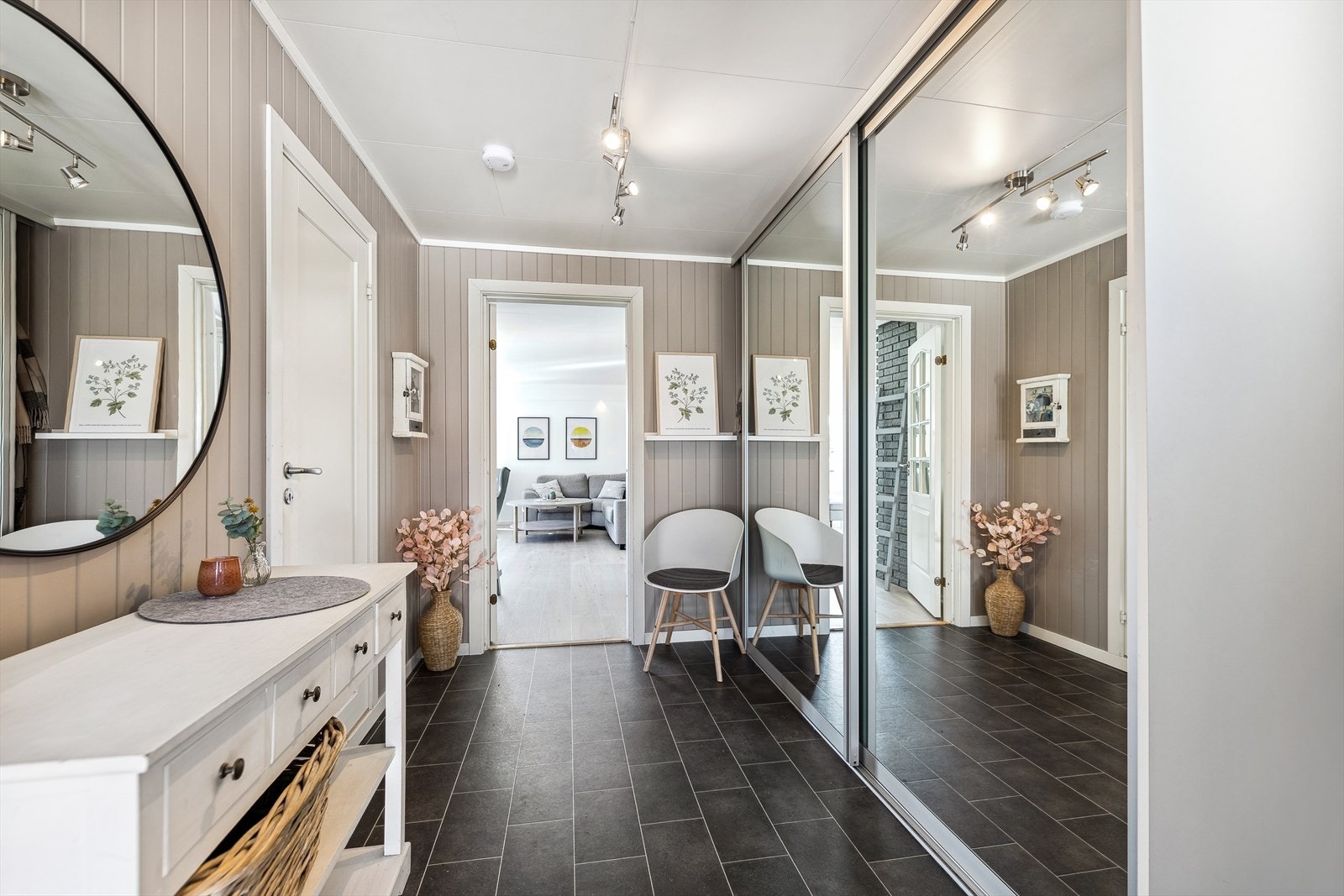 Velkommen inn! Lys og romslig entré med praktisk innebygget skyvedørsgarderobe. Galleribilde