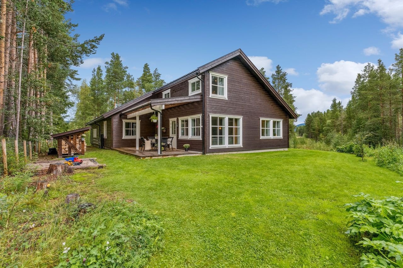 Usjenert og koselig hage, omrammet av skogen - trygge omgivelser for de minste! Galleribilde