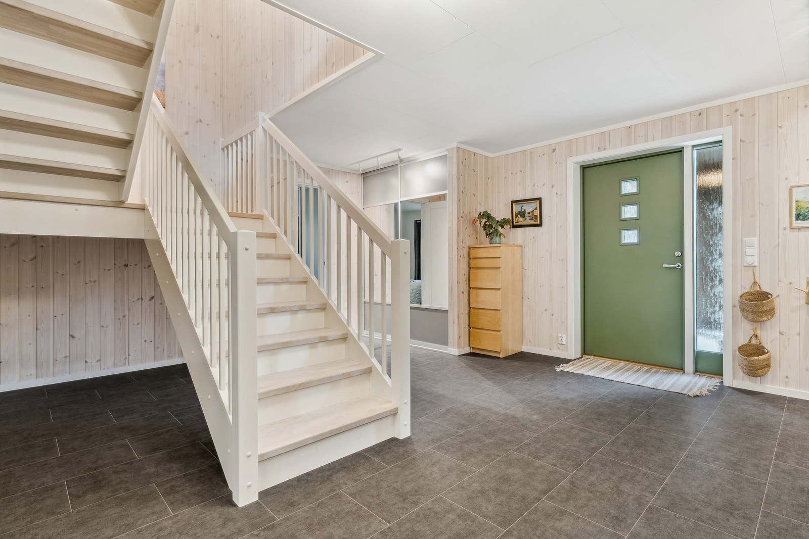 Meget romslig hall, med skyvedørsgarderobe med speilfronter. Lys trepanel på tre av veggene. Et godt førsteinntrykk av boligen! Galleribilde