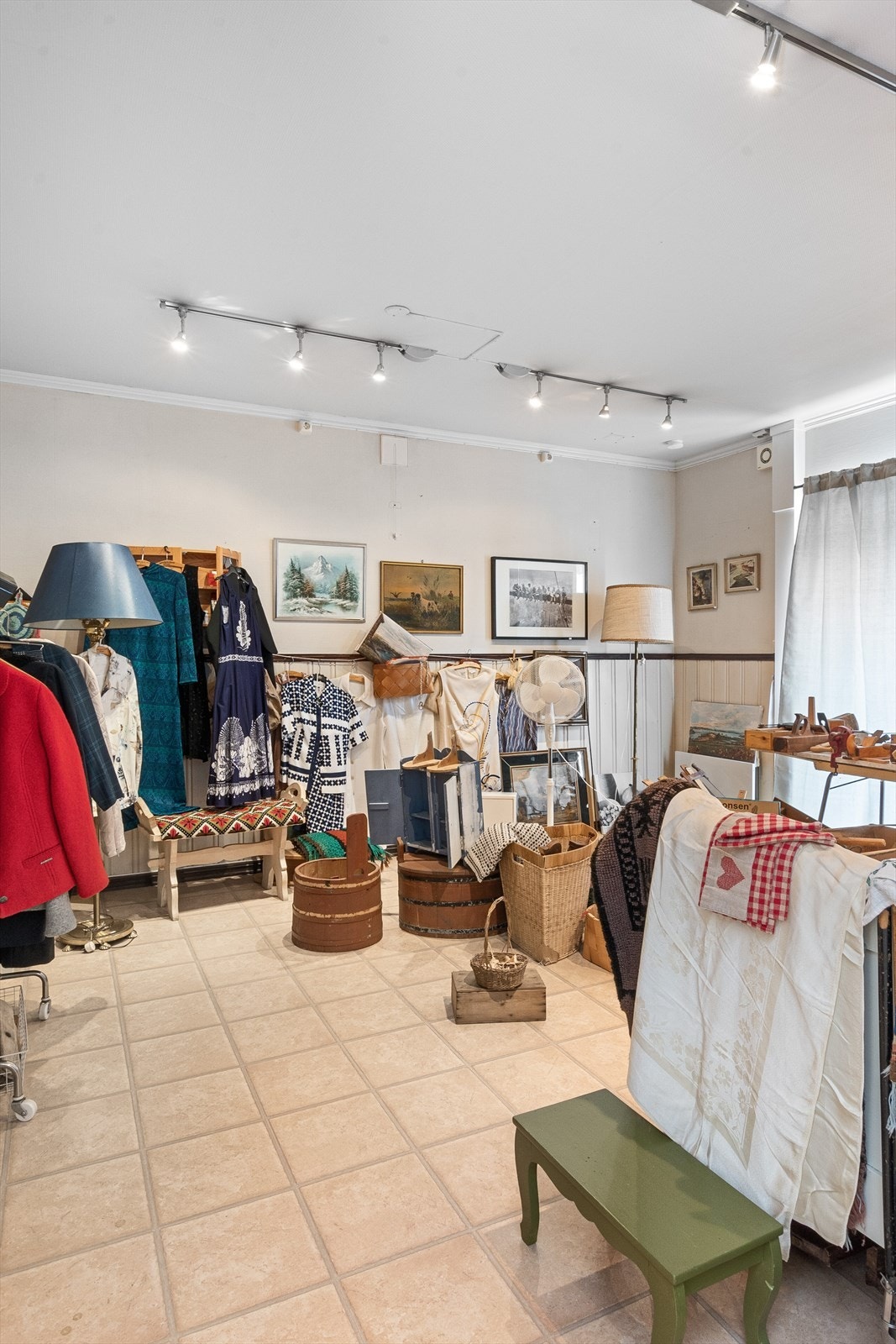 Rommet er romslig med store vinduer ut mot gaten som gir alle godt innsyn inn i butikken. Galleribilde