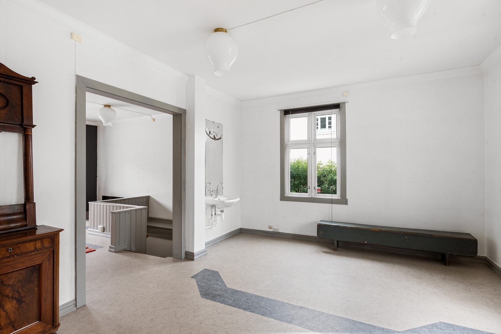 Første rommet man kommer til er romslig med servant montert på vegg. Rommet har også vedovn montert som varmekilde. Galleribilde