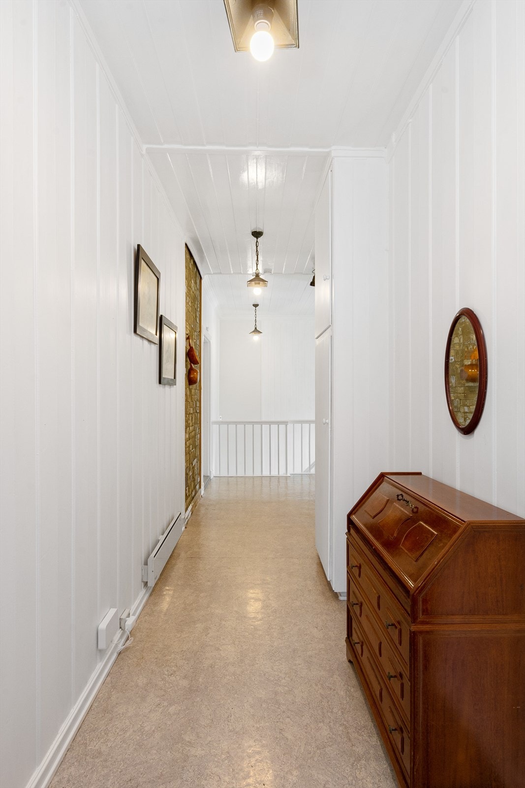 Boenheten i 2. etasje kommer opp til et hvitmalt trapperom med belegg på gulvet. Galleribilde