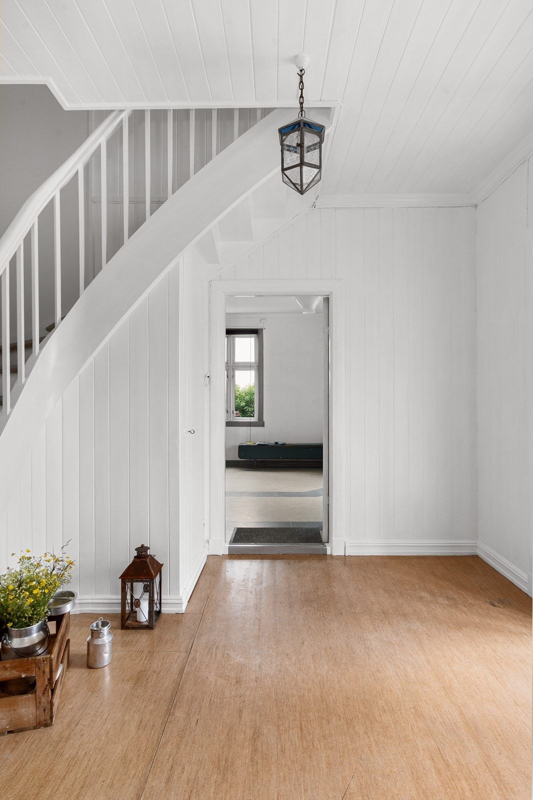 Her er det også etablert vegghengt hylle hvor man kan henge fra seg yttertøy. Galleribilde