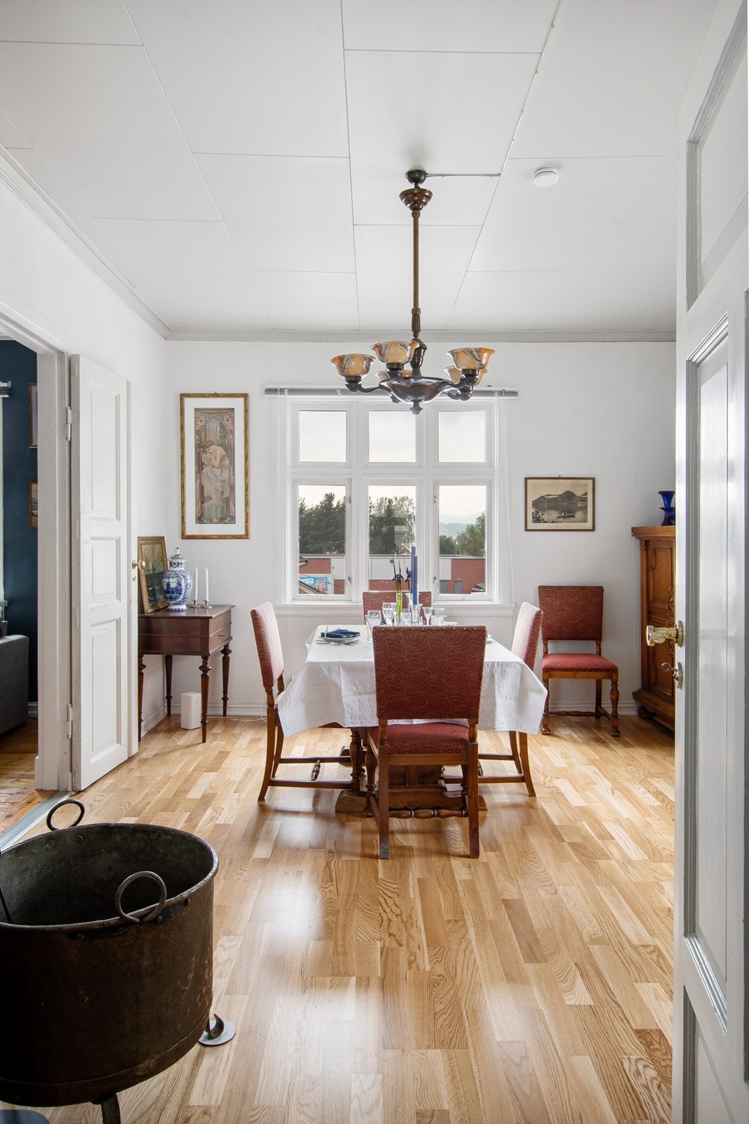 Spisestue med hvitmalt vegger og himlingsplater. Galleribilde