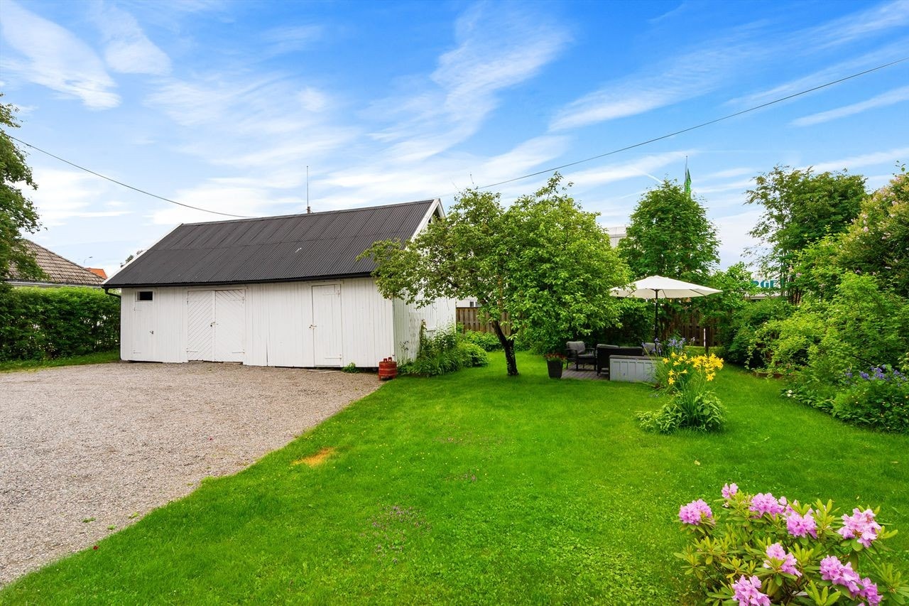 Tomten er opparbeidet med plen og diverse beplantning. Galleribilde