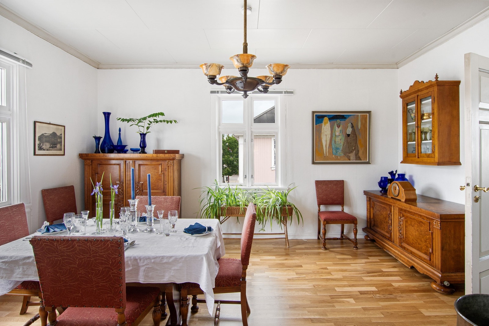 Rommet er romslig med god plass til å etablere spisestue og det møblementet man ønsker å fylle rommet med. Her kan samle familie og venner til hyggelige stunder. Galleribilde