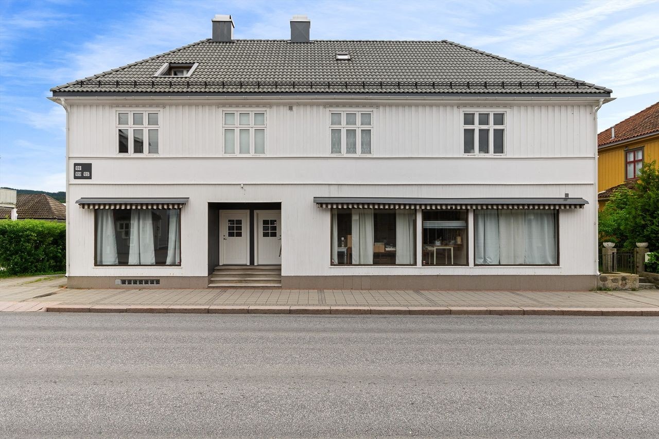 Fasade av bygningen sett fra hovedgaten/riksveg 2. Galleribilde