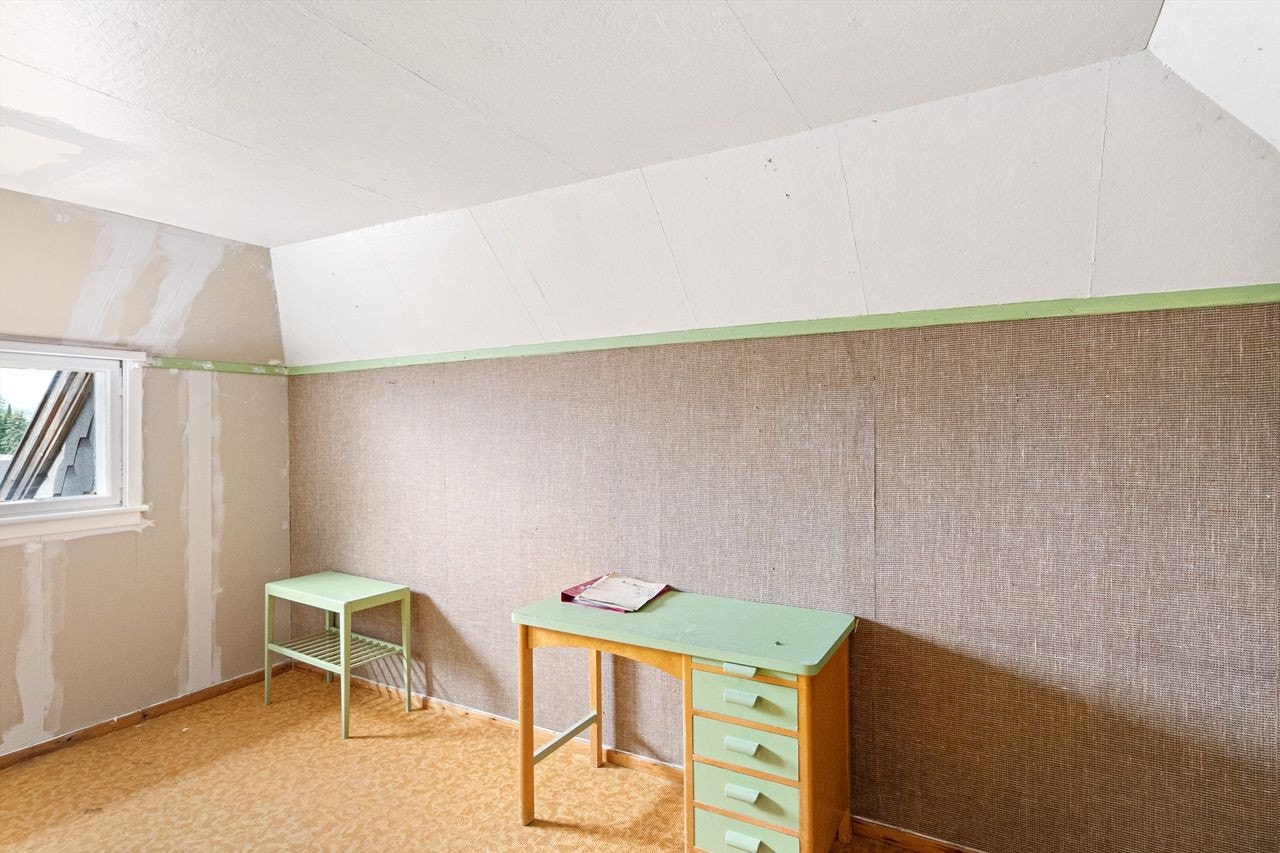 Loftet har diverse lagerrom. Et rom med brunstrie på en vegg, plater på veggene og belegg på gulvet. Rommet er romslig med gode lagringsmuligheter. Galleribilde