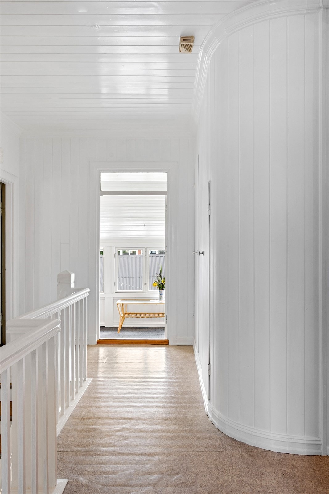 Gangen i 2. etasje strekker seg fra trapperommet og bortover i bygningen. Her har man adkomst til det meste av rom i 2. etasje. Galleribilde