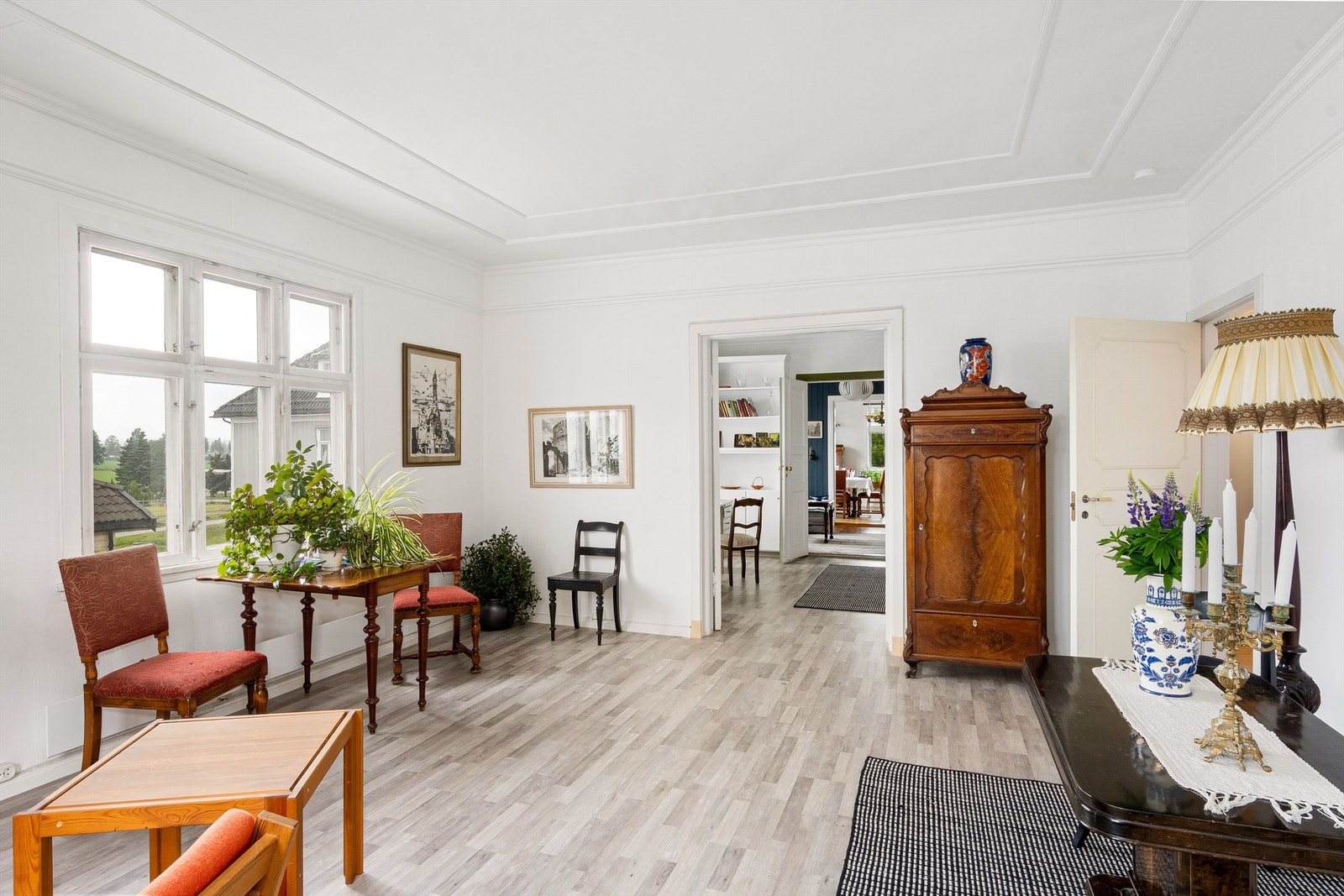 Rommet er romslig med god plass til det møblementet man skulle ønske og trenge i rommet. Galleribilde