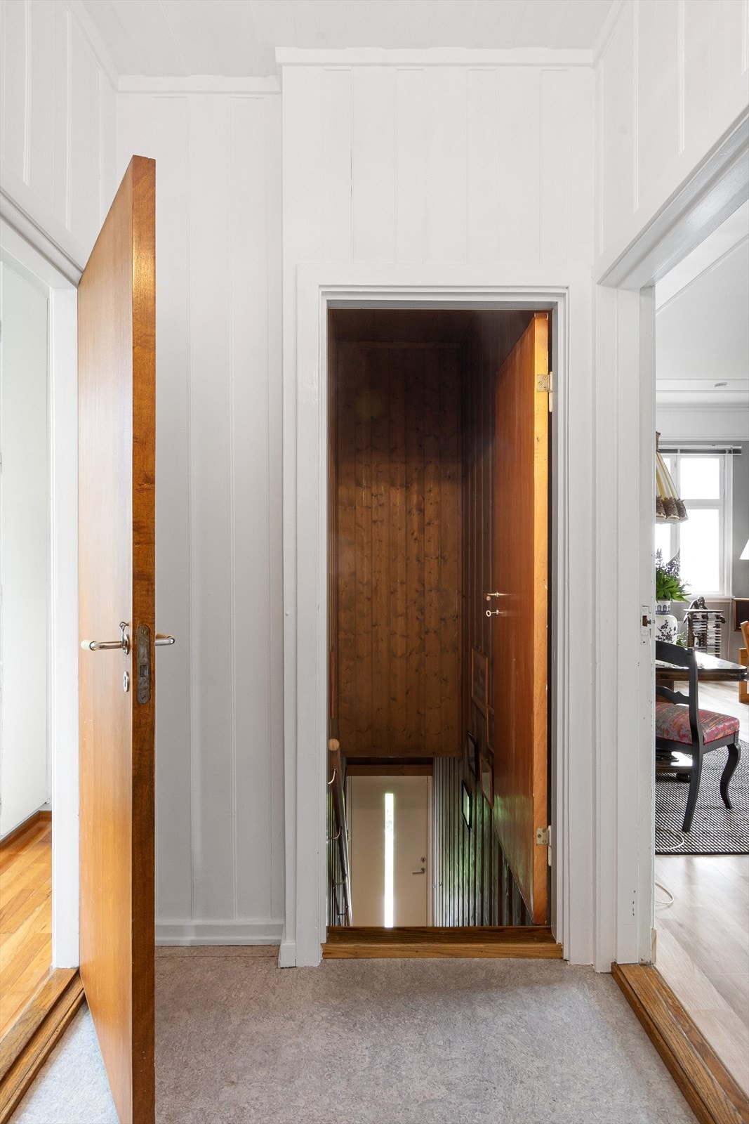 Trapp ned til ugangsdør. Galleribilde