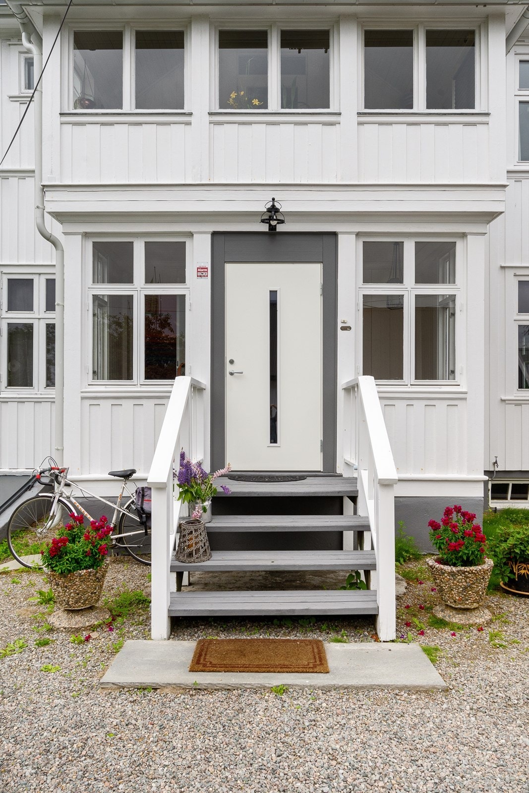 Inngangsparti på baksiden som gir deg adkomst til begge butikkene og opp til 2. etasje. Galleribilde