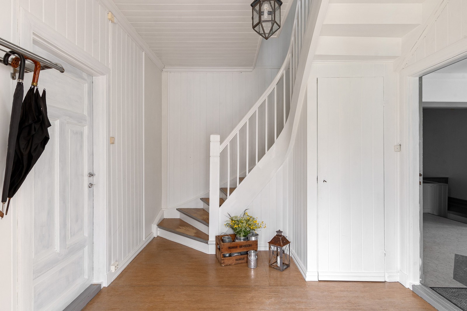 Her kommer man inn i en lysmalt entré med belegg på gulvet. Rommet har trapp opp til 2. etasje etablert. Galleribilde