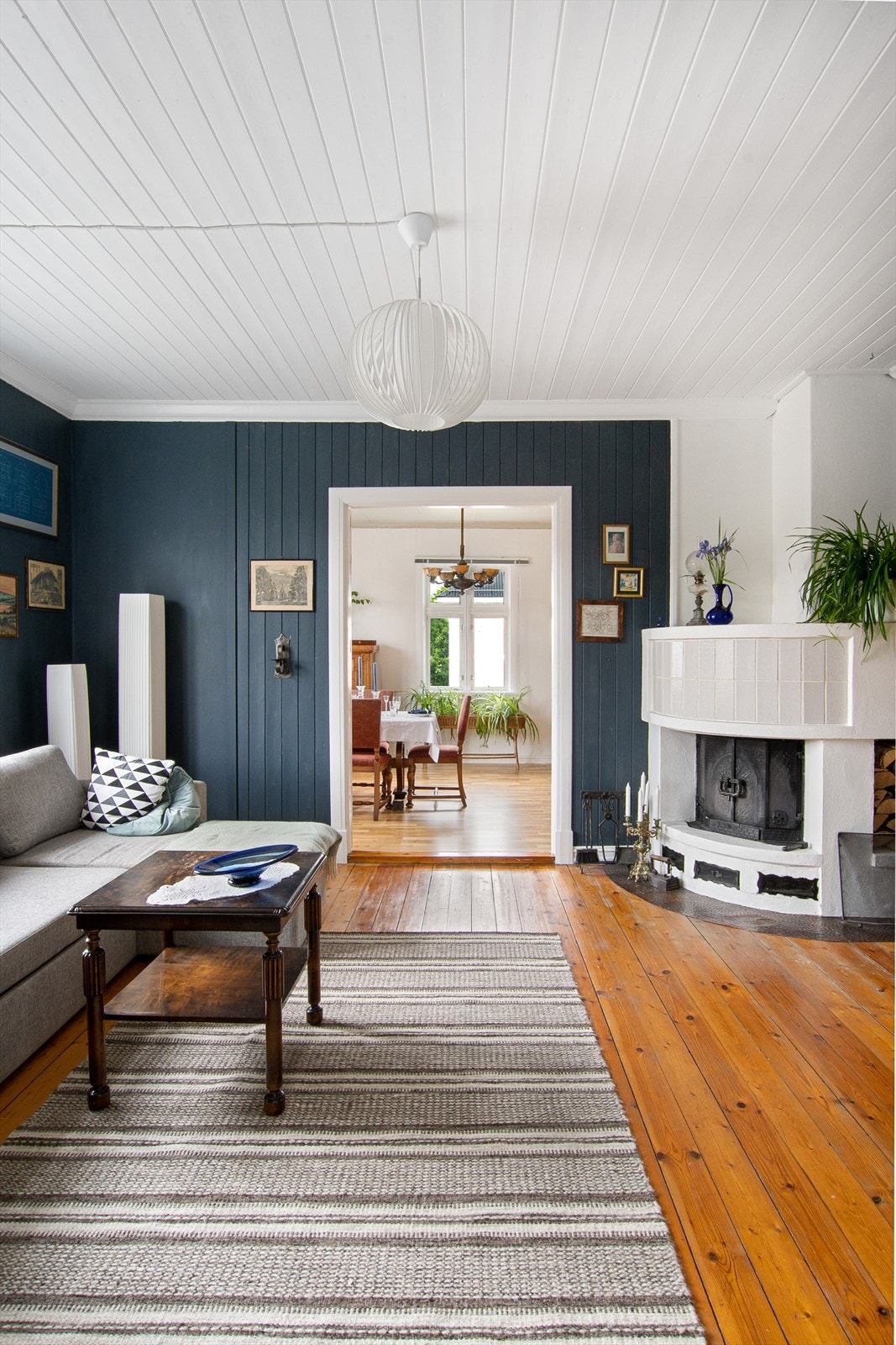 Her er det mulig å etablere sofagruppe og bruke stuen som en tv-stue. Peisovn montert i stuen, denne gir godt med varme på kjølige kvelder og dager. Galleribilde