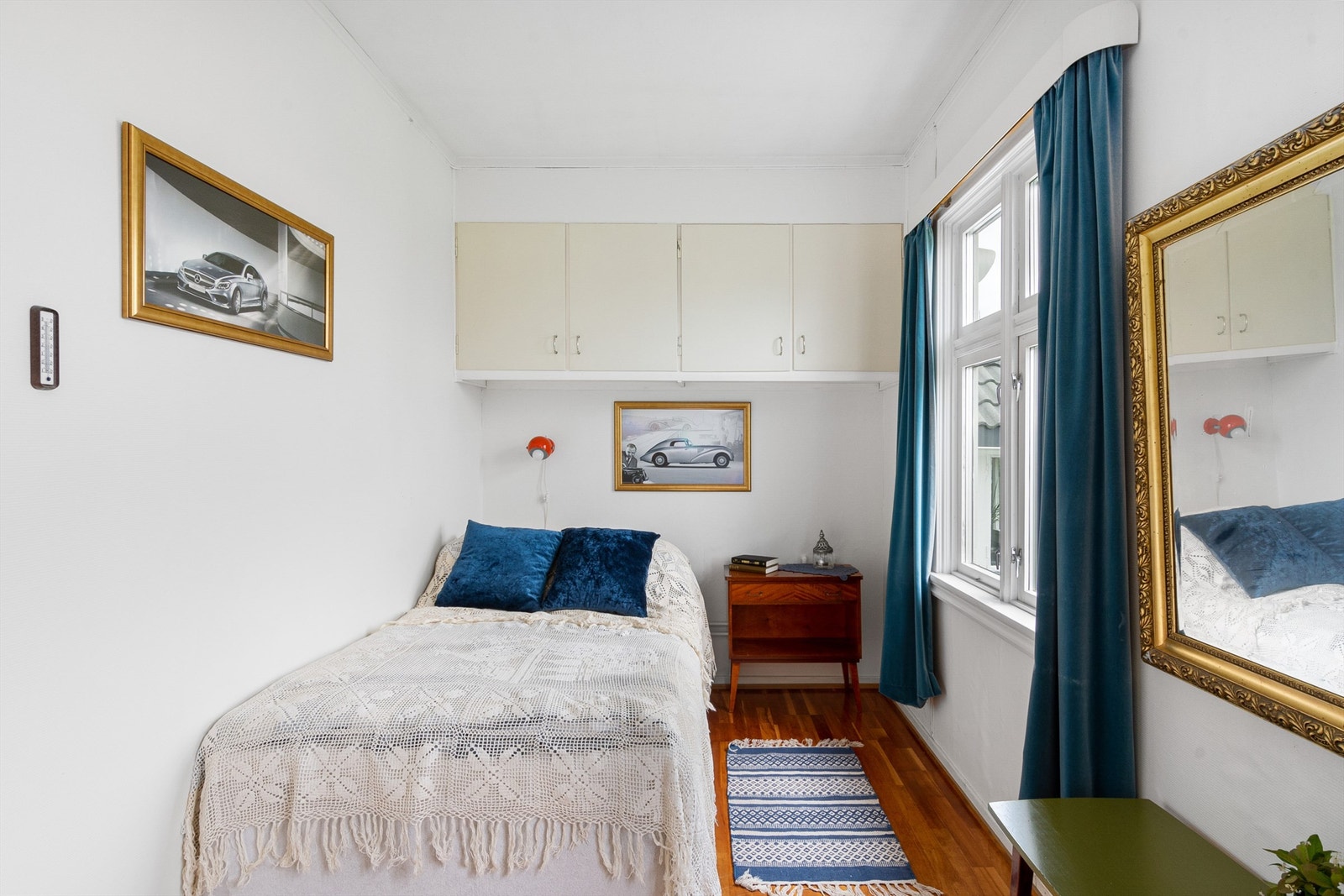 Rommet er innredet med plassbygde skap montert på vegg og garderobeskap. Dette rommet er noe mindre enn det andre, men plass til seng, kommode og annet møblement. Vinduene slipper dagslyset flott inn på soverommet. Galleribilde