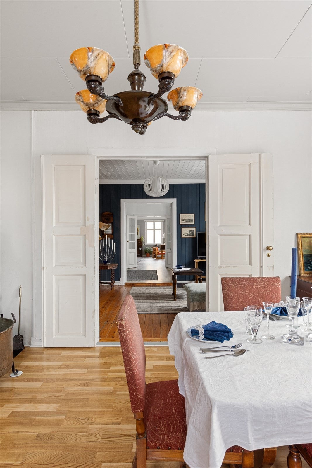 Dobbel dør fra spisestuen inn til peisestuen. Galleribilde