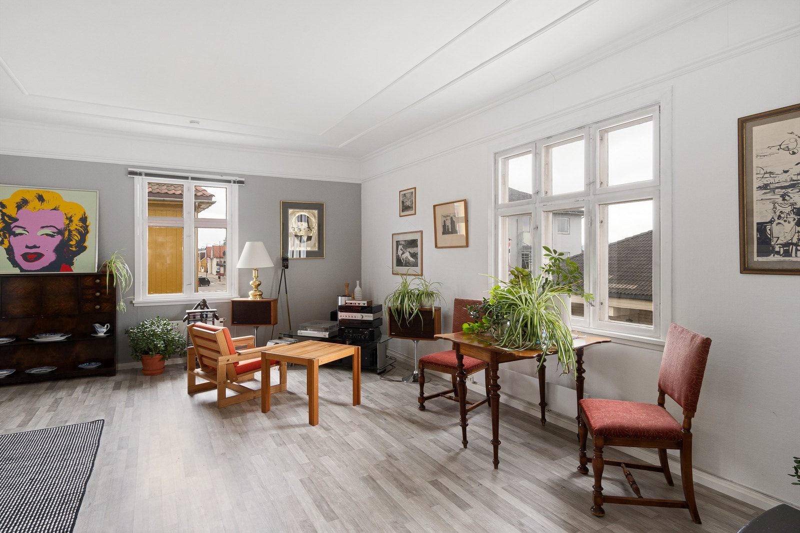 Fra biblioteket er det glassdør videre inn til stuen. Galleribilde