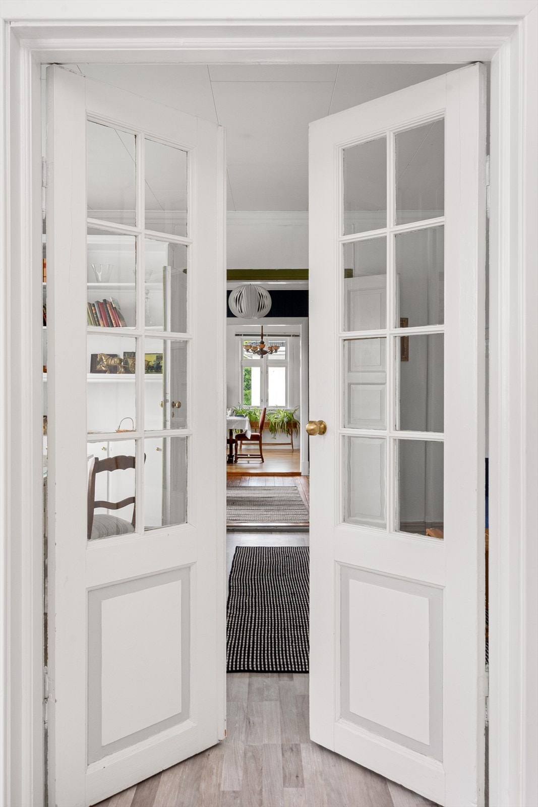 Dobbel glassdør inn til biblioteket fra stuen. Galleribilde