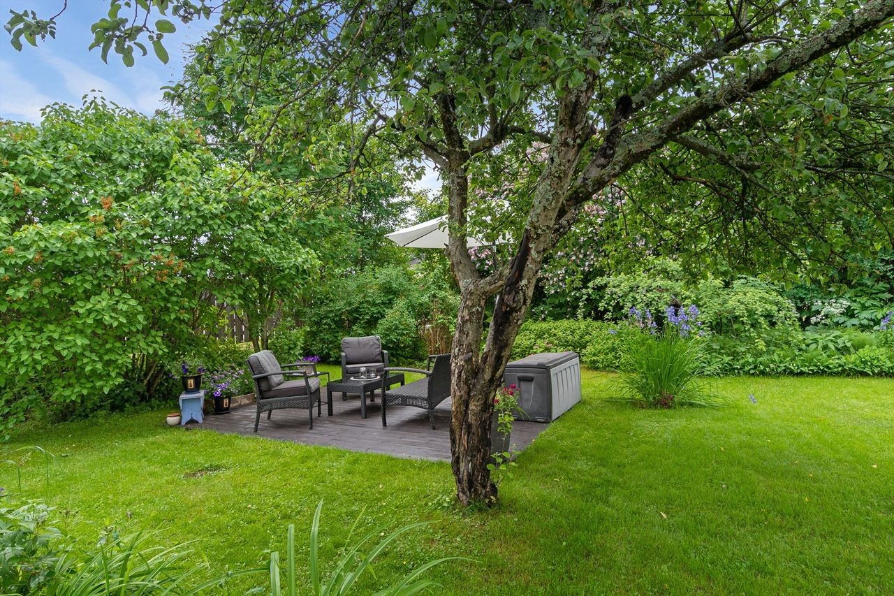 Treplatting etablert i hagen hvor man kan ha hagemøblementet. Galleribilde