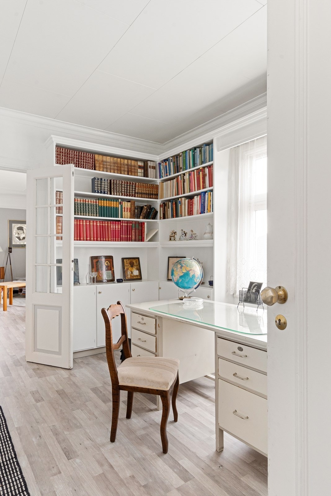 Videre inn fra peisestuen kommer man inn til biblioteket. Galleribilde