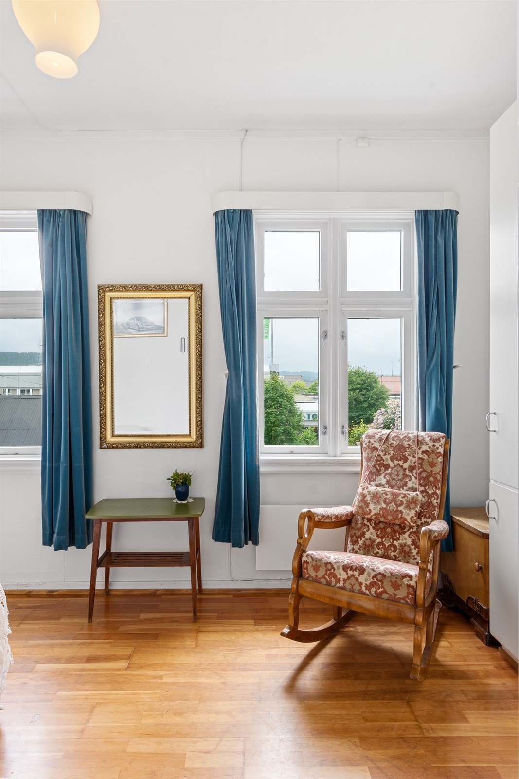 Det andre soverommet har hvitmalte vegger og hvitmalt himling. Galleribilde