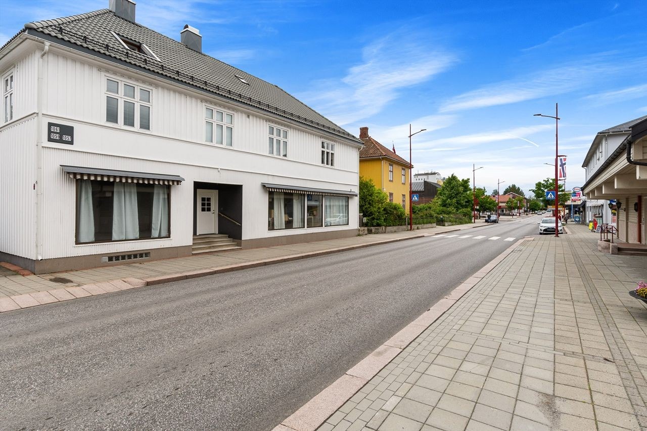 Boligen ligger inntil riksveg 2. Galleribilde